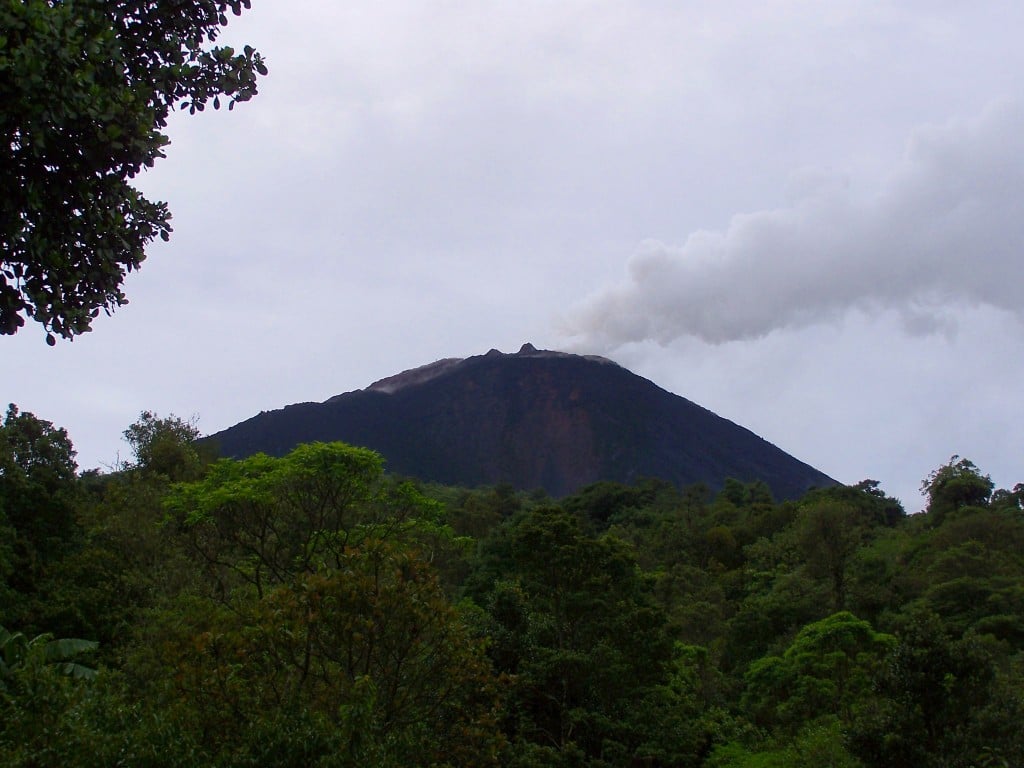 volcan fumée Antigua guatemala