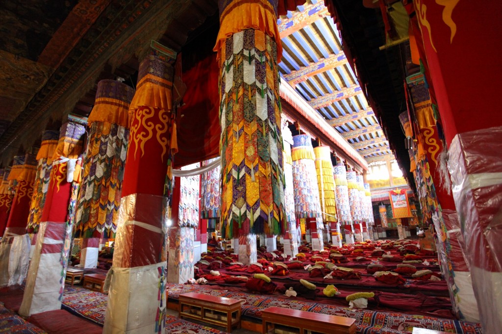 salle prière temple Lhassa Potala Tibet