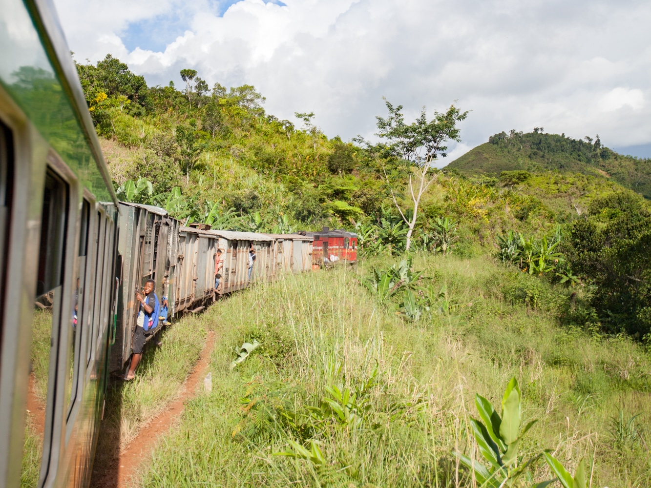 train Fianarantsoa-Manakara paysage falaise