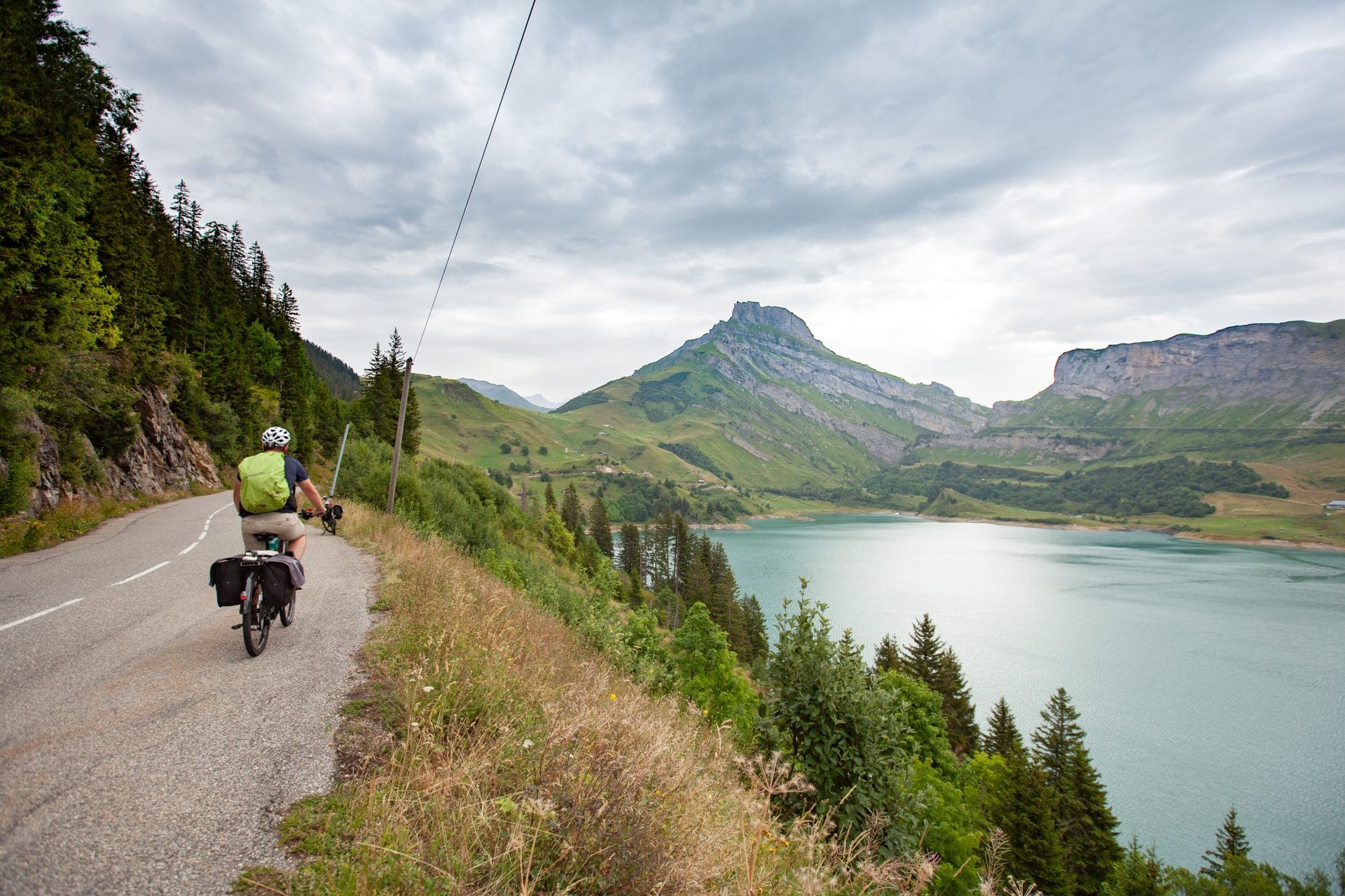 Tout savoir sur la Route des Grandes Alpes à vélo préparation et équipement en itinérance
